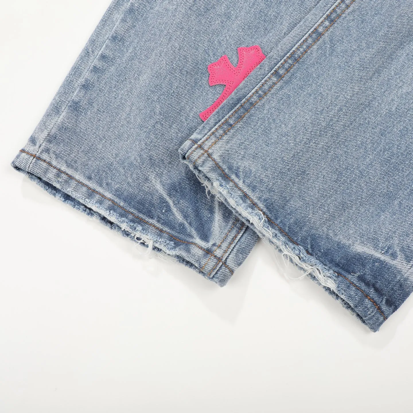 P260 Chrome Hearts 25FW CH Blue Pants Pink Leather Cross Bamboo Jeans. It adopts patchwork elements, mostly in the shape of a cross, and has glitter on the leather surface. Unique design, simple and elegant details, exquisite workmanship, the entire trousers are neatly routed, and the details are in place! It’s also so cool that both men and women can easily control it. It’s a gender-neutral trendy up version. Color: blue pants and pink leather Size: 28 30 32 34 36